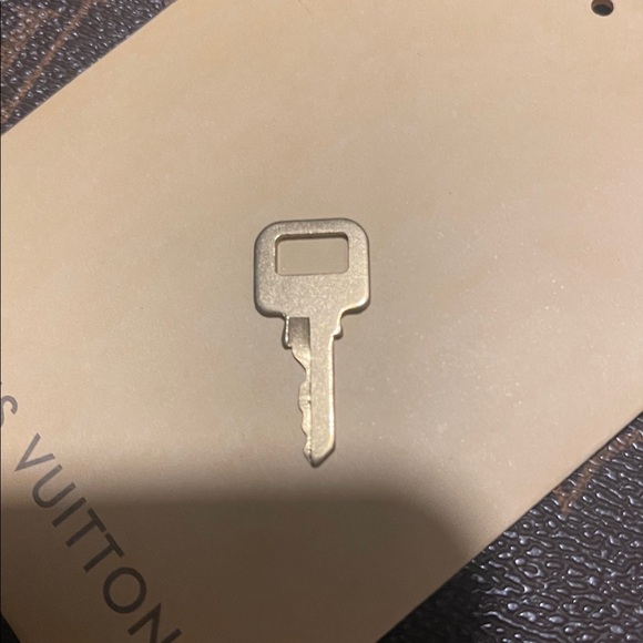 Louis Vuitton Gold Key - Picture 3 of 3
